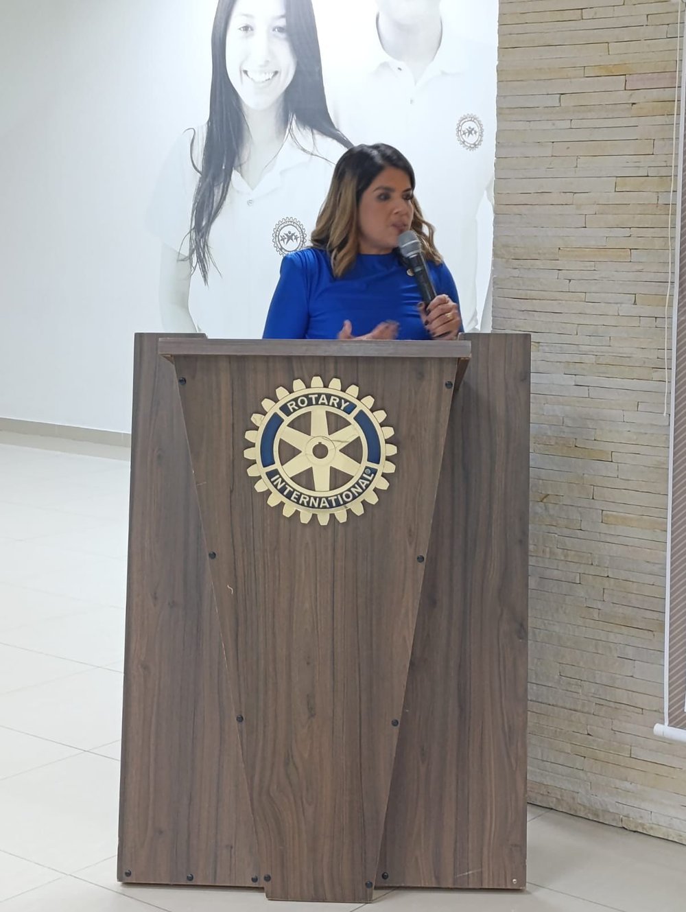 Juliana Rosa discursando na tribuna do Rotary