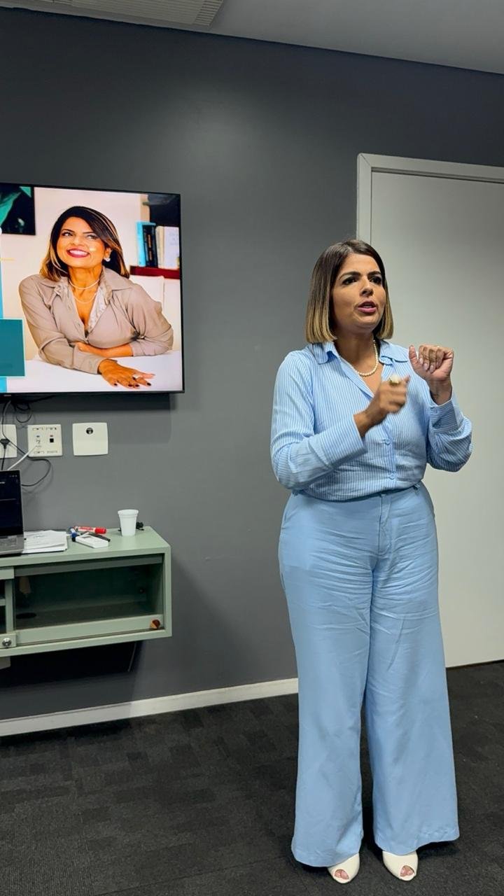 Juliana Rosa conduzindo uma palestra